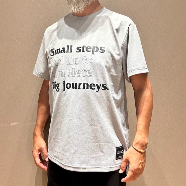 Small Steps & Big Jarneys Tee（Unisex / Gray）MMA