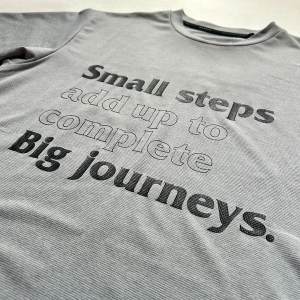 Small Steps & Big Jarneys Tee（Unisex / Gray）MMA